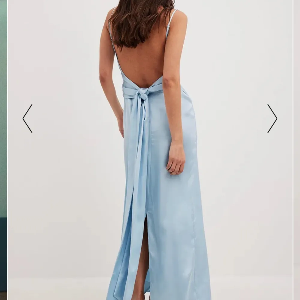 Säljer min blåa balklänning som jag hade i 9 som är från NA-KD💕 väldigt fin ljusblå och klänningen har en öppen rygg med en knut och slit där bak🥰 . Klänningar.