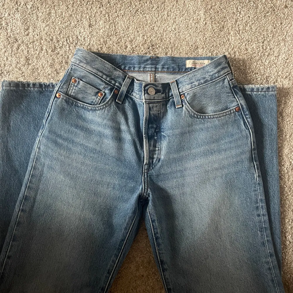Supersnygga Levis jeans. Modellen heter 501 90’s. Använda vid ca 2 tillfällen så ser helt nya ut. Nypris ca 1250kr. . Jeans & Byxor.