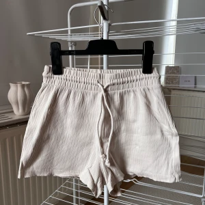 Shorts  - Beiga pyjamas shorts från H&M. Är normal i storlek. 