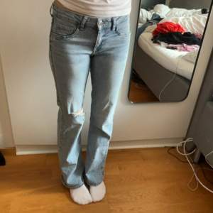 Fina jeans som är lågmidjade, dem är använda ett fåtal gånger. Passar folk som är ca 165-170 ( det är min kompis som är modellen i bilden ) frakt tillkommer!❤️ 