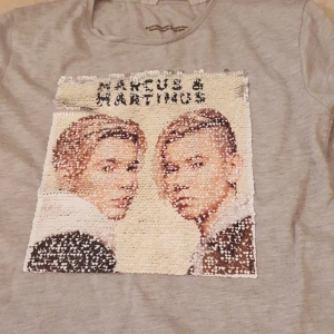 Det är en tröja med Marcus och Martinus på - Det är en tröja med Marcus och Martinus på den går och bläddra till doms märke är en t-shirt