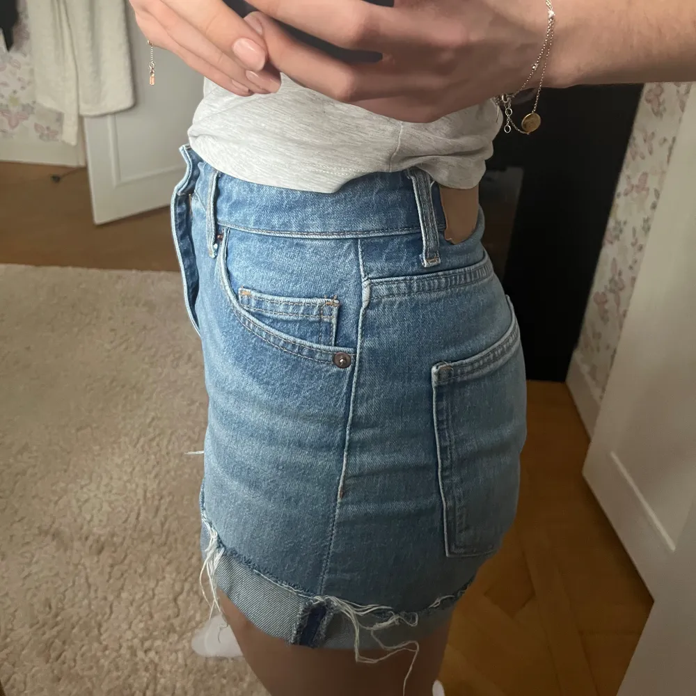 Högmidjade jeansshorts från H&M. Använda men i gott skick! Märkta storlek 36, modellen på bild brukar bära S/M och det passar fint. Här uppvikta men går att vika ned!  Skriv vid frågor!!🫶. Shorts.