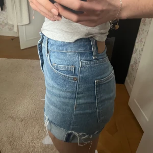 Jeansskjorts  - Högmidjade jeansshorts från H&M. Använda men i gott skick! Märkta storlek 36, modellen på bild brukar bära S/M och det passar fint. Här uppvikta men går att vika ned!  Skriv vid frågor!!🫶