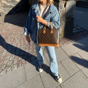 Jeansjacka - Säljer min snygga jeansjacka från zara i storlek XS. Men är oversize så passar typ XS-M. Perfekt till sommaren😇pris kan diskuteras.