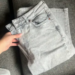 Snygga låga jeans som är raka, dock slitna längst ner se bild 3, jättesnygg färg i ljus grå. Se strl på bild 2