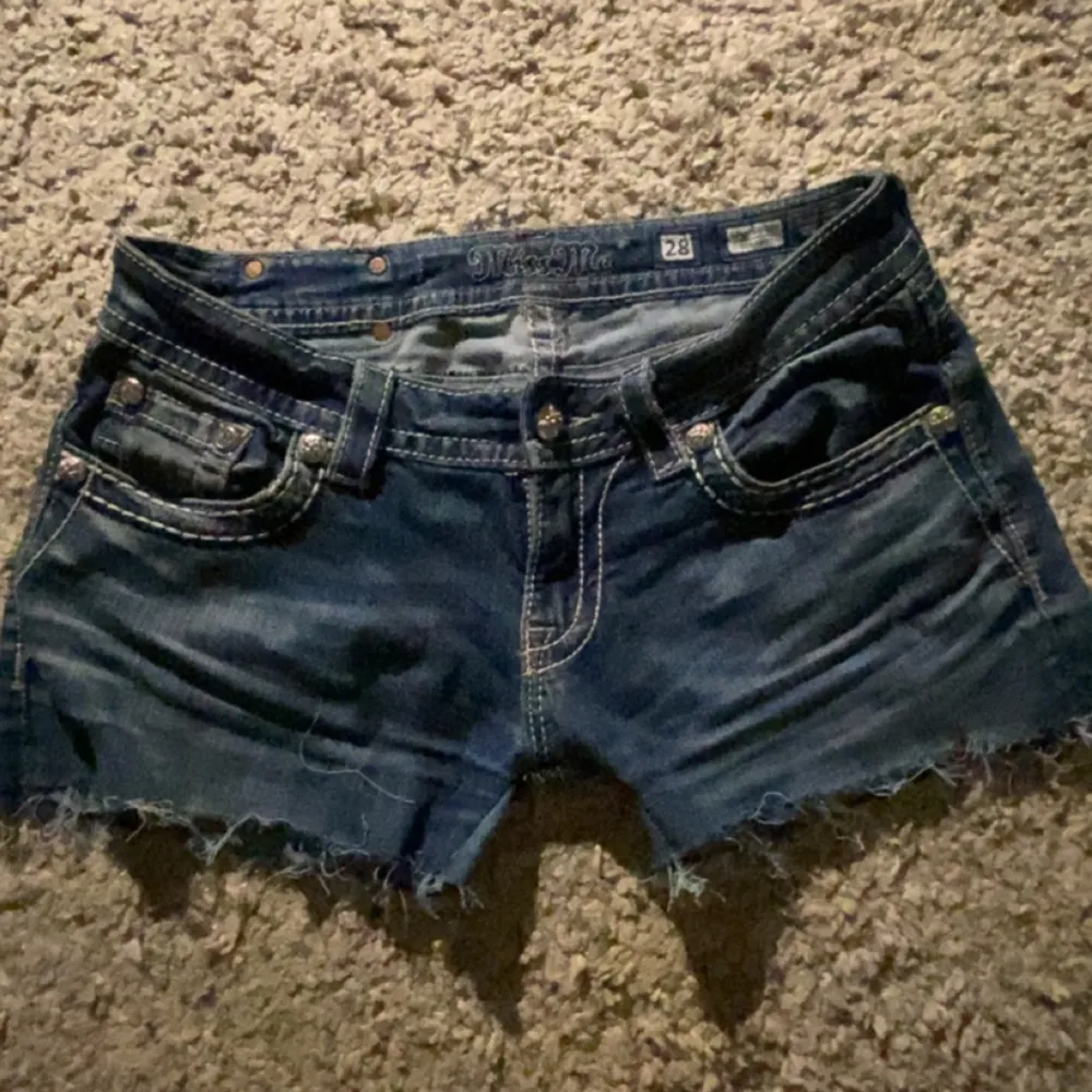 vintage miss me shorts med fina detaljer på bakfickorna. Skriv gärna för fler bilder.. Shorts.