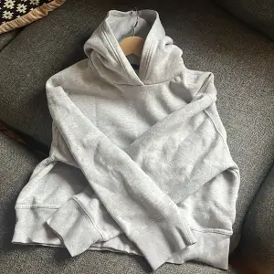 Snygg croppad hoodie ifrån zara👌🏽 knappt använd och ser ny ut😍
