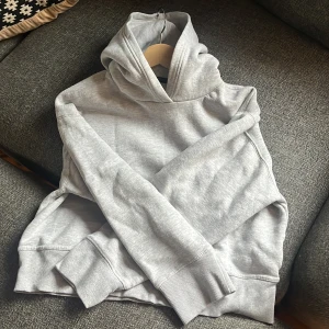 Zara hoodie - Snygg croppad hoodie ifrån zara👌🏽 knappt använd och ser ny ut😍