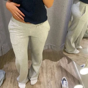 Low waist mjukisbyxor  - Jätte snygga mjukisbyxor från bik bok💗 Storlek Xs, men passar även S. Knappt använda🤗