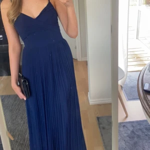 Balklänning  - En balklänning från asos, använd en gång och säljer för kommer inte till användning längre. Köpte den från asos hemsida för ca 700kr