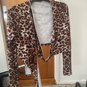 Omlott tröja som man knyter leopard mönster storlek S från shein