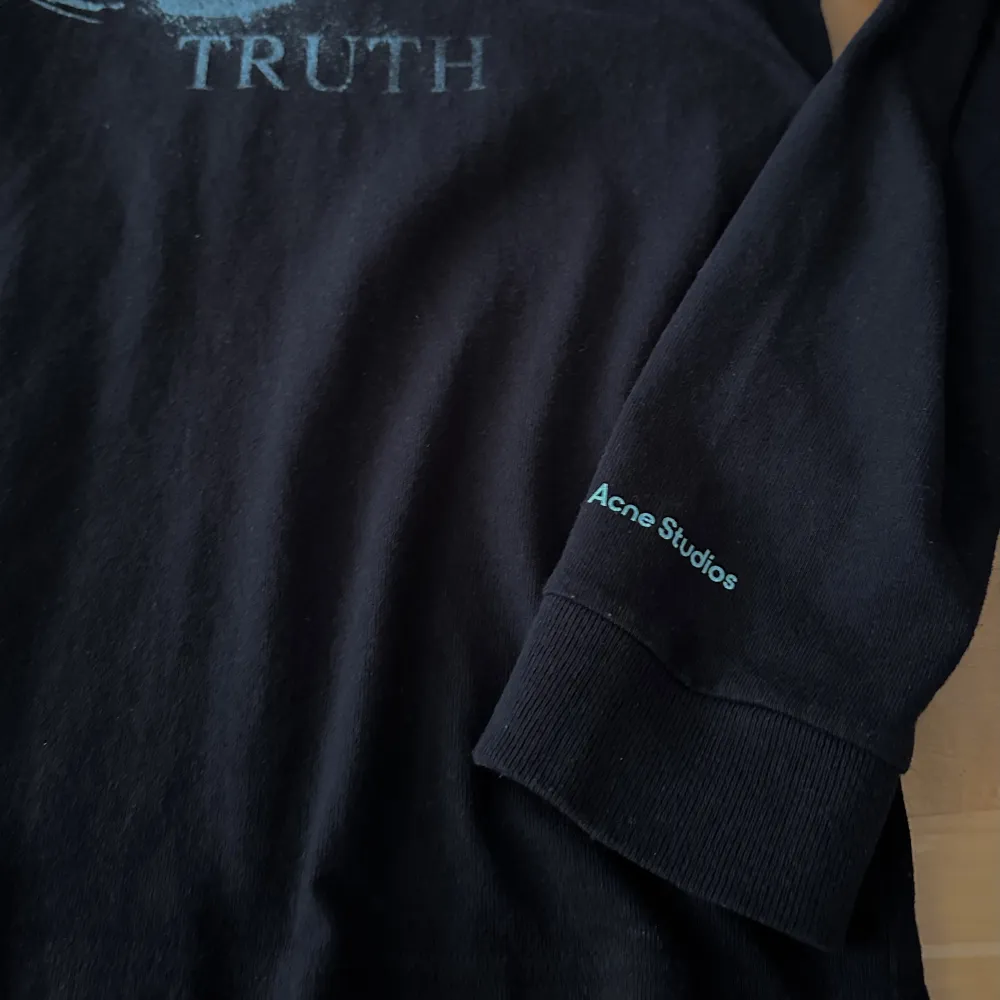 Acne studios ”act on truth” long sleeve Storlek XS, fits M Endast använd ett fåtal gånger. T-shirts.