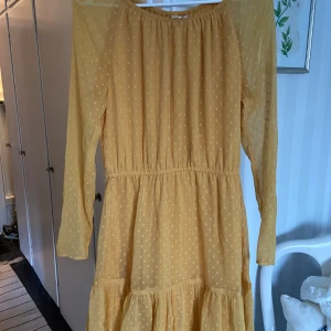 Gul finklänning  - Använd 1 gång, polyester, storlek M