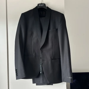 Tiger of Sweden - Smoking kostym - Helt ny! Blazer i strl 44 (passar 46) Byxa strl 46