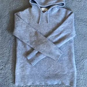 Det är en helt ny kashmire hoodie från sayless, aldrig använd, storlek XS, krympt i tvätten så passar folk mellan 150-155. Skick 9,5/10. 