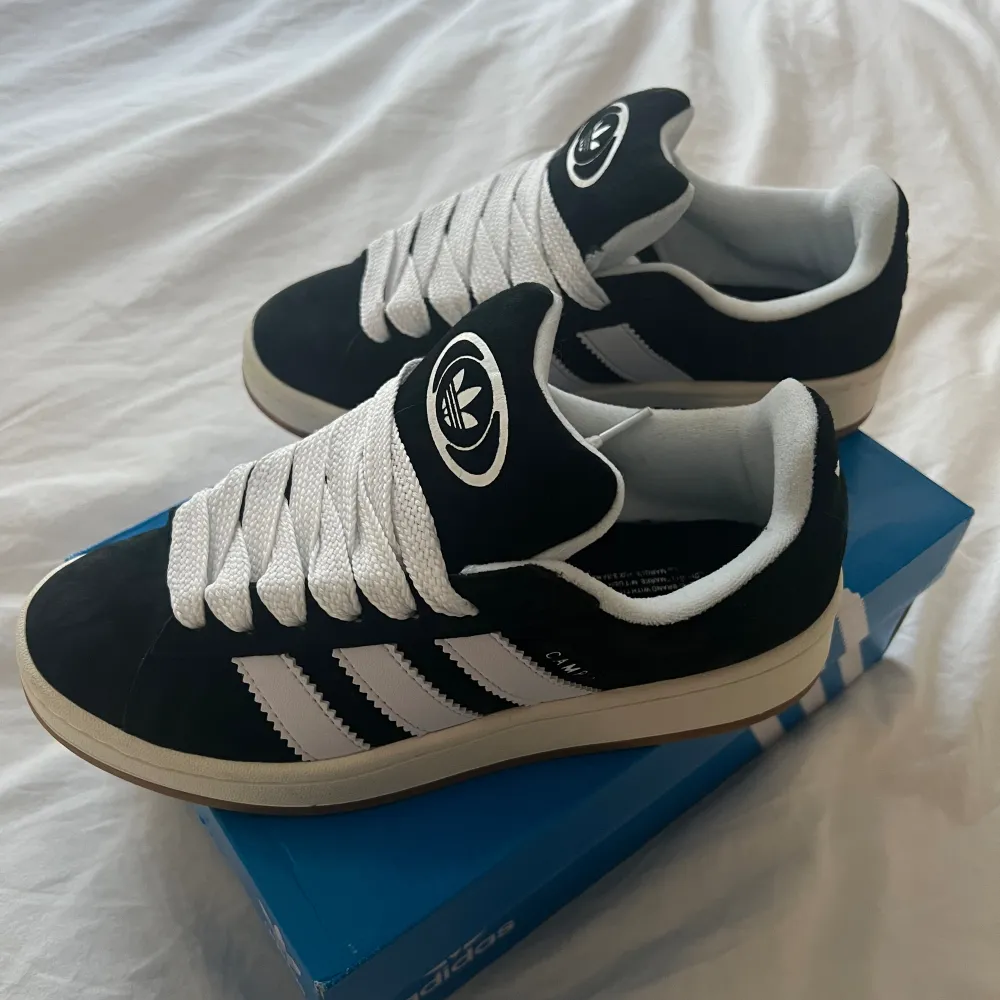 Säljer dessa nya slutsålda adidas campus 00s, säljer pågrund av att de är lite små för mig, alternativ byta med någon som har likadana i 38/2/3 eller 39, svarta snören medföljer. . Skor.