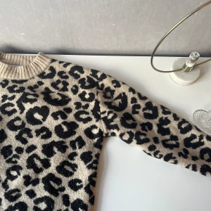 leopard tröja  - hej! jag tänkte sälja den här jätte söta tröjan då den inte kommer till användning, storlek xs men passar även s. Pris kan diskuteras och kan fixa fler bilder❤️