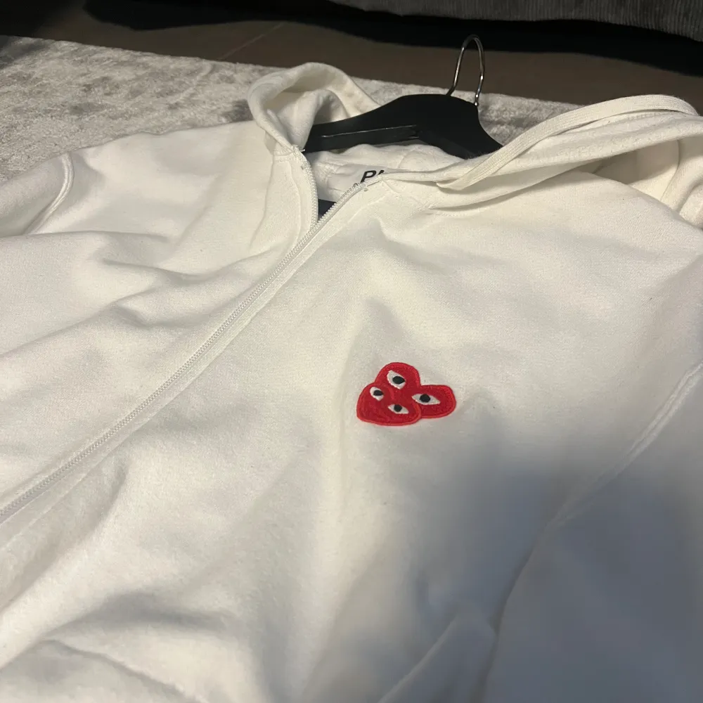 Hej! Säljer nu en Cdg zip hoodie i storleken L. Denna har jag haft till privatbruk så kvitto från Nk finns inga tydliga tecken på användning, så inge missfärgningar eller skador. Nypris: Cirka 3000kr Mitt pris 2099. Hör av dig vid funderingar. Ses!. Hoodies.