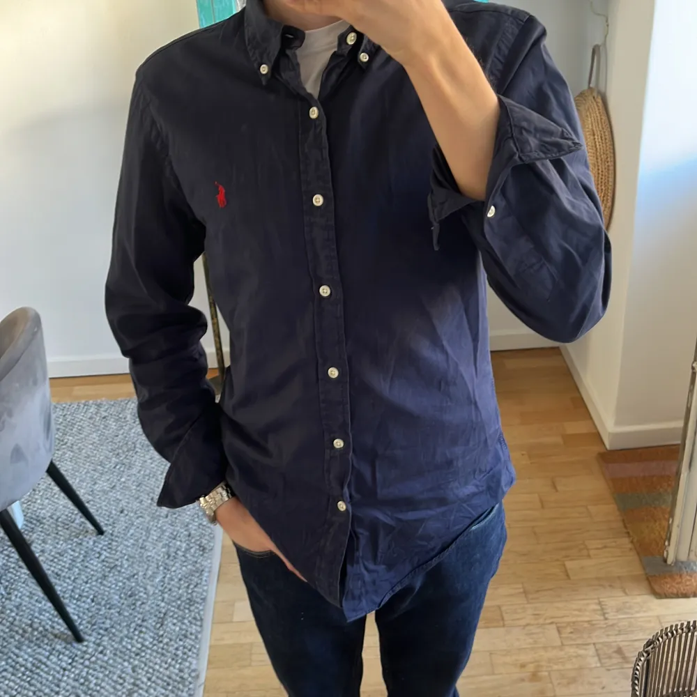 Mörkblå Ralph Lauren skjorta i mycket bra skick🙌 Storlek M men passar även S. Skjortor.