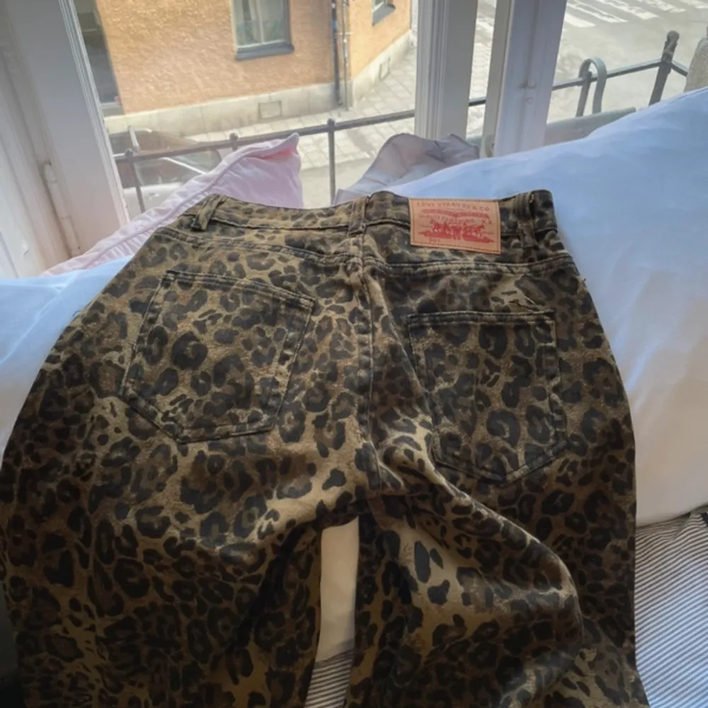 ❗️lånade bilder❗️ Säljer dessa byxor med leopard mönster på som jag köpte på Vinted🐆 Byxorna passade tyvärr  inte mig. Skulle säga att längden passar en som är runt 161cm beroende på hur man vill att dom ska sitta🤩 köpte dom för 380kr. Jeans & Byxor.