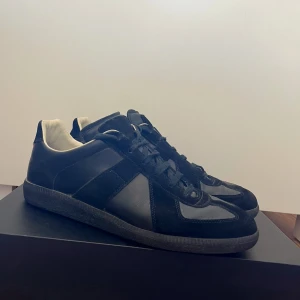 Maison Margiela - Säljer ett par sällsynta Maison Margiela Gats i storlek 42! Nypris på dessa är ca 6k och de är i riktigt bra skick. Kvitto finns på mail. Kan skicka eller mötas i Stockholm City✌️  //Lukas 