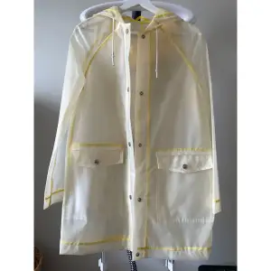 Raincoat Pull and bear Uesd but in good condition  Small/36 Transparent raincoat 