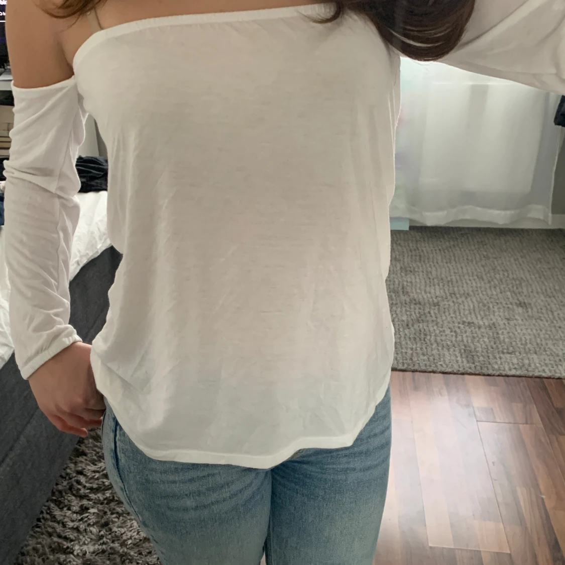 Off-shoulder vit tröja
