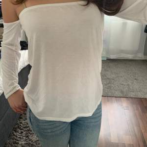 Vit Off-Shoulder tröja. Lite genomskinlig, men perfekt till sommaren🥰 Pris kan diskuteras🫶🏻