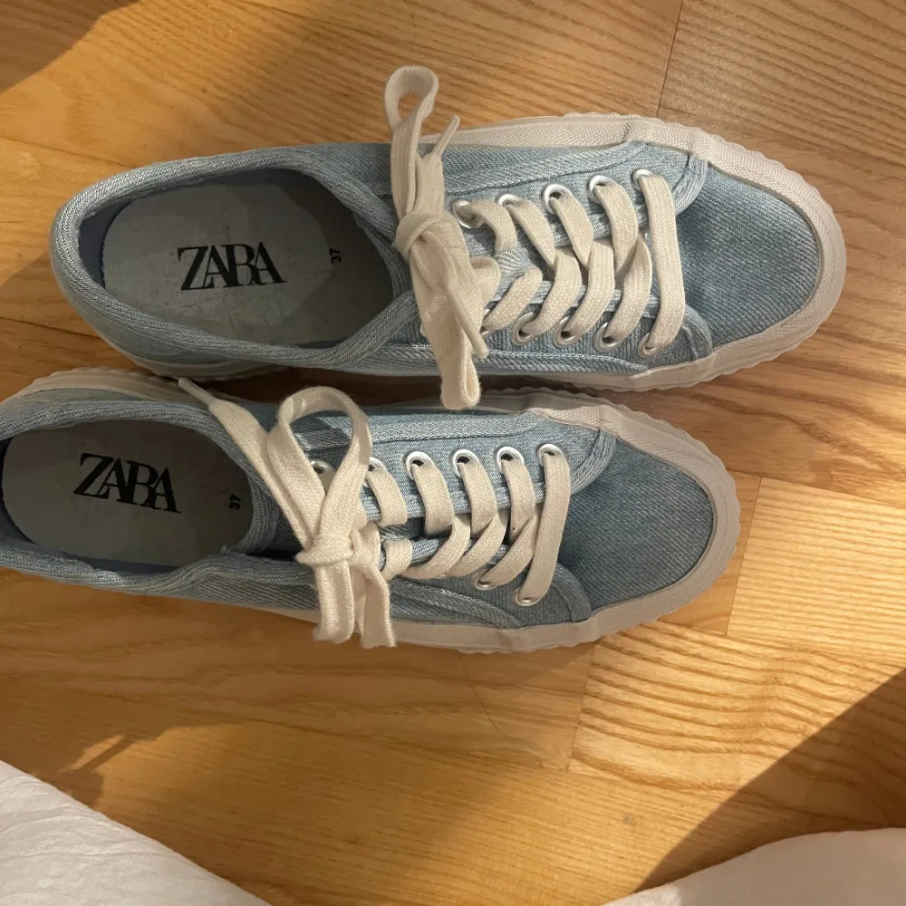 Zara jeans sneakers i storlek 37.  Använda 1 gång. Skor.
