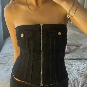 Jättesnygg jeans topp från Zara!🥂🖤dragkedjan är lite trasig men inget som syns🥰
