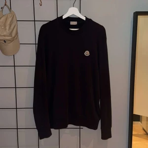 Moncler tröja  - Moncler Tröja i otroligt bra skick, nypris 3999. Vi säljer för 1349! Tröjan är i princip i nyskick! Skriv vid frågor!🙌
