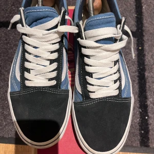 Vans - Tja säljer dess sköna o stil rena Vans  Max använda 6 gånger perfekt inför sommaren o våren ny priss cirka 849 Mitt priss 399