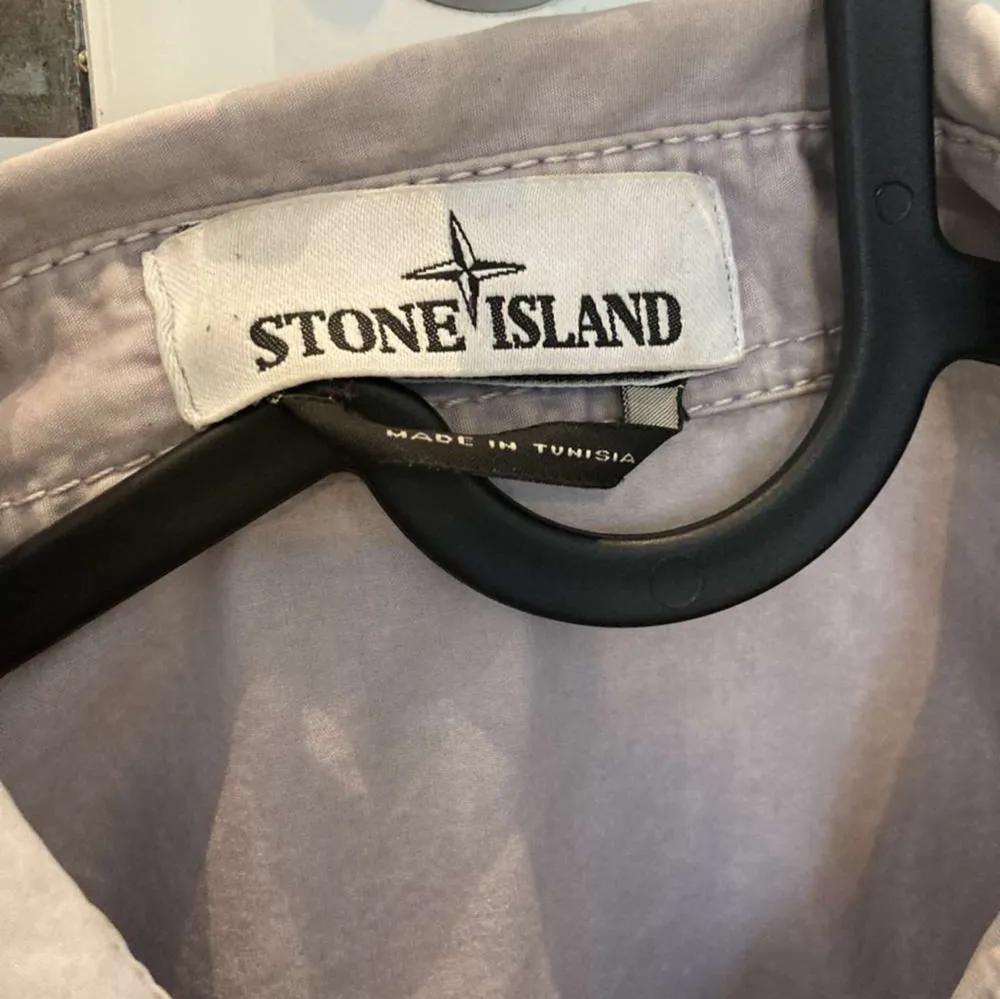 Stone Island Overshirt⭐️ Superbra skick och inga defekter finns. Den är grå men har en cool nyans av lila. Skriv vid minsta fundering eller fråga så löser vi!🦈 (Pris kan diskuteras!). Jackor.