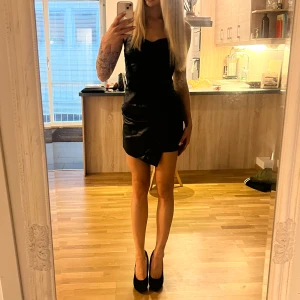 Zara klänning - Svart miniklänning från Zara i läderimitation. Använd en gång, kasar inte upp när man går🖤  -Draperad   -lite stretchig   -spagettistraps  Skorna säljs också! 