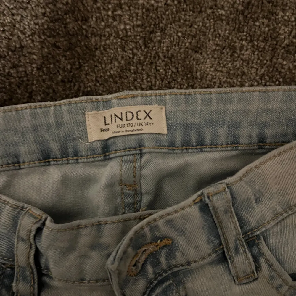 Ljus blå jeans från Lindex i storlek 170💕 kom privat för felet bilder och funderningar! . Jeans & Byxor.