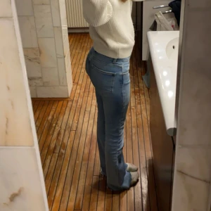 Lågmidjade blåa jeans  - Vanliga lågmidjade jeans, stolek 32