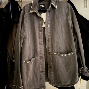 Zara jacka - Mörk grön zara jacka som aldrig är använd med lappen på💓🫶🥰 nypris 600kr säljer för 450 med lappen på💓