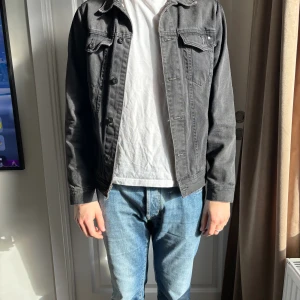 Zara svart jeans jacka  - Zara svart jeans jack säljes. Knappt använd. Storlek M