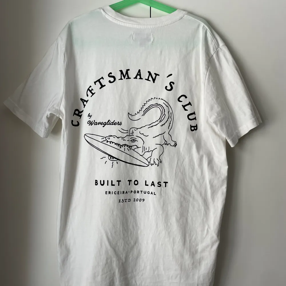 Den perfekta unika T-shirten som jag köpte på surfresa i Ericeira som jag tyvärr måste sälja pga för liten för att jag ska vara bekväm i den…. Den är knappt använd pga det. Obs första bilden är alltså på ryggen! 💙🏄‍♀️☀️. T-shirts.