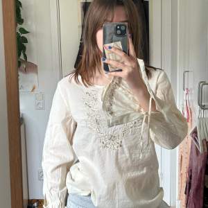 Super fin bohemisk tröja från Kappahl. Köpte den här på Plick och säljer den då den aldrig kom till användning! Kräm vit färg. 