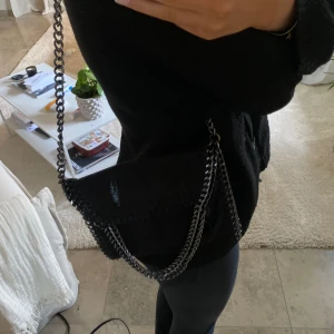 Väska - Säljer svart väska i mycket bra skick knappt använd💘💘