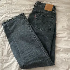 Mörkgråa Levi’s jeans i modellen 501. Väldigt bra skick, använd ett fåtal gånger. Storlek W27 L30. 🥰