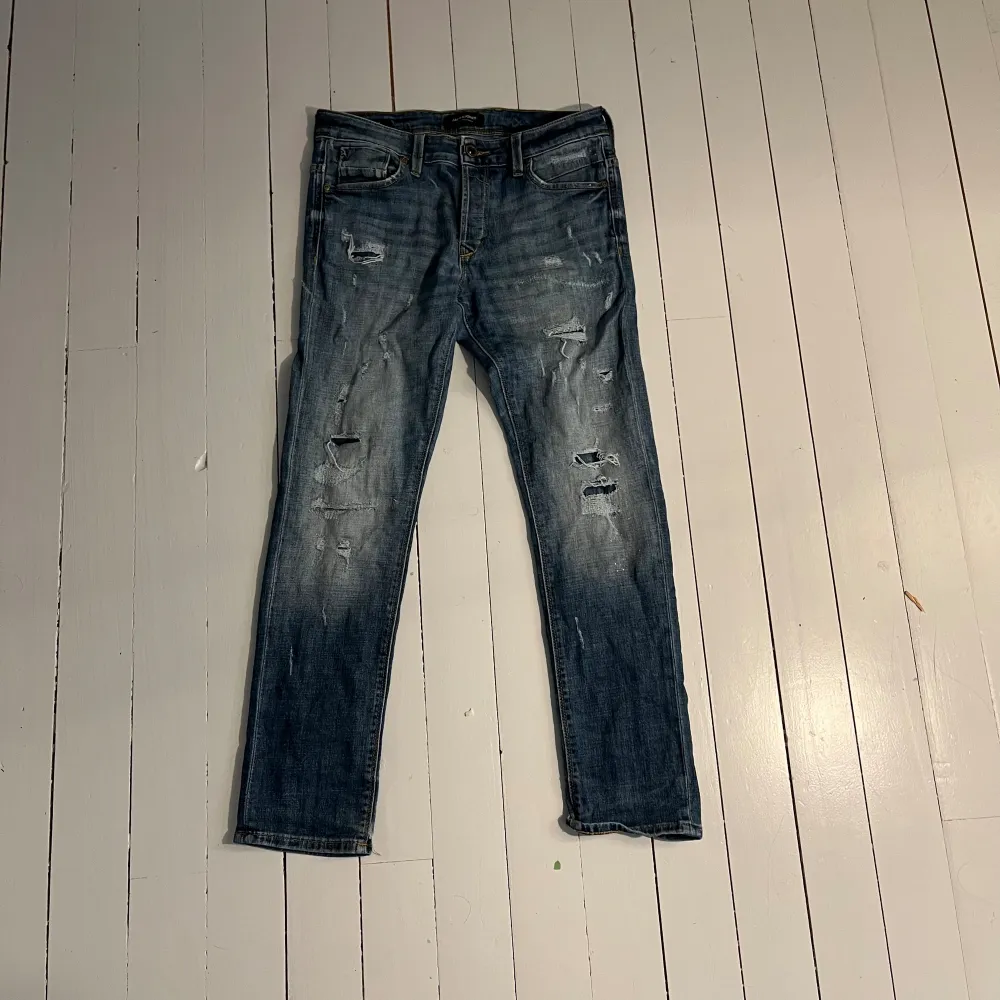 Ett par feta jeans med slitningar i slim fit | skick 8.5/10 | vid ytterligare funderingar är det bara att skriva🙌🏼. Jeans & Byxor.