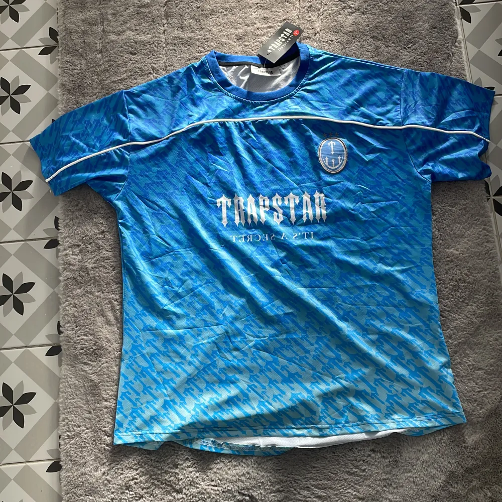 Hej, jag säljer en helt ny ljusblå Trapstar tröja. Jätte skön tröja för sommaren och är perfekt till fotboll. Man får till och med Tag för bara endast 249 . T-shirts.