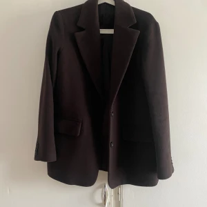 Vårkappa Other stories  - Brun vårkappa från & Other stories! I bra skick, storlek 36. 