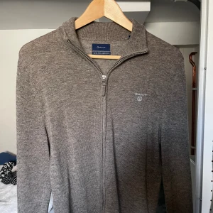 Gant zip tröja - Tja, säljer denna as snygga zip up tröja från Gant. Tröjan är i ett mycket bra skick. Materialet är ”extra Fine Lambswool. Nypris 1400 säljs nu för ynka 699 kr! Priset kan diskuteras. Vid fler frågor eller funderingar är det bara att höra av sig.