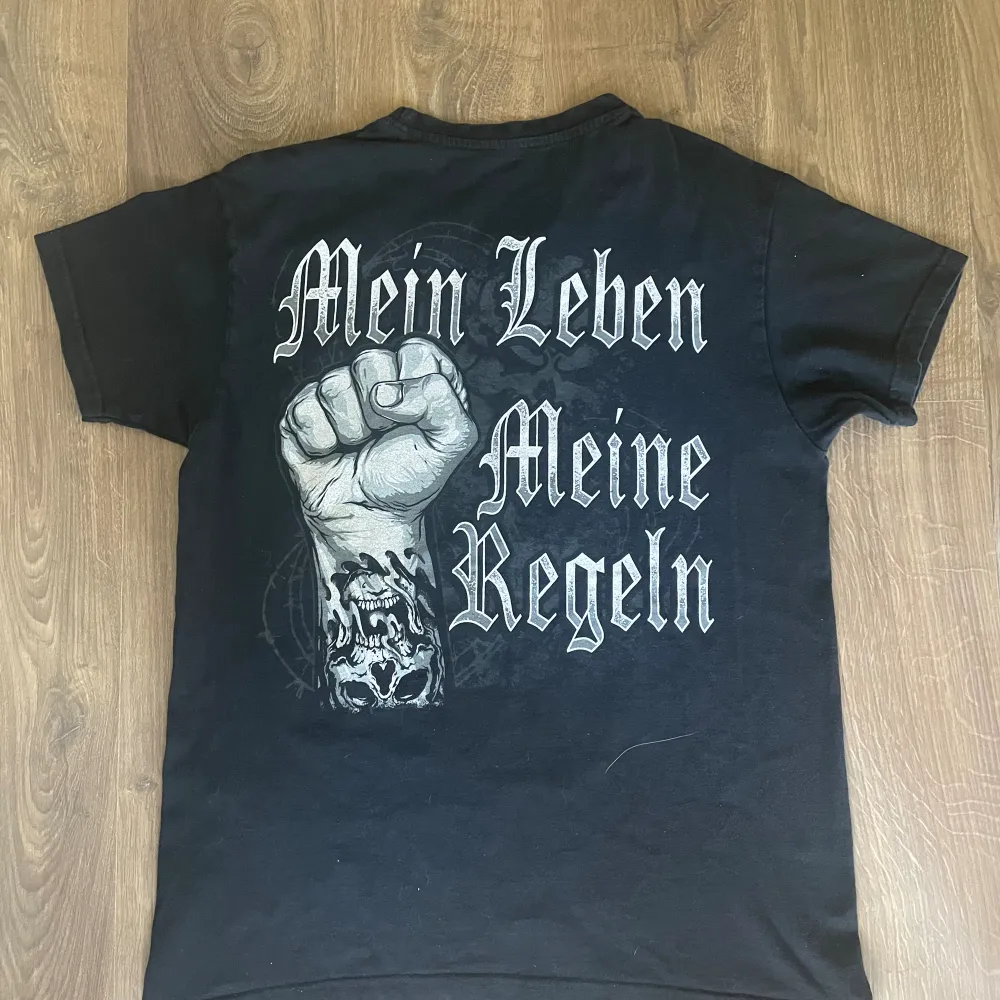 asfet tröja med tysk text och feta dödskallar. Pris kan diskuteras vid snabbt köp‼️. T-shirts.