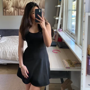 Svart klänning  - En svart och enkel klänning. Superskön och perfekt nu till sommaren!!☀️☀️
