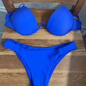 Bikini - Säljer nu min Bikini där toppen är i storlek s och underdelen xs