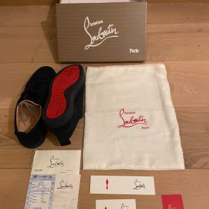 Tja säljer helt nya 1:1 Christian Louboutin i storlek 45. Priset går självklart att diskutera och om du har några funderingar kring produkten är det bara att höra av sig. mvh MarkussonCloset🍾